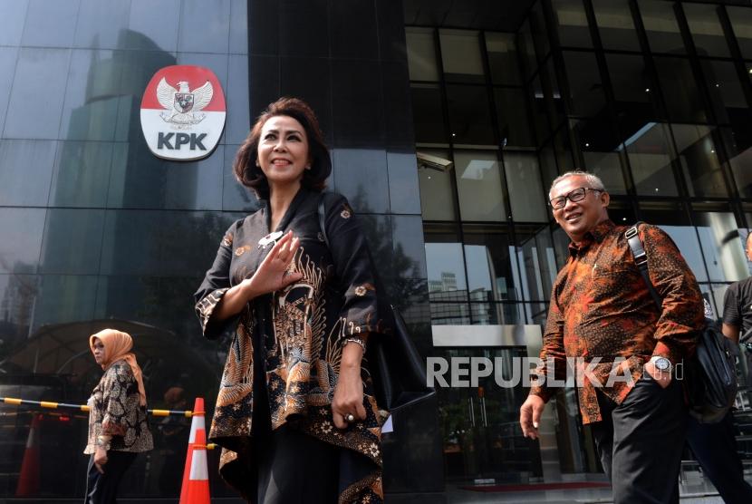 Ketua Panitia Seleksi (Pansel) Calon Pimpinan KPK Yenti Garnasih (tengah) dan anggota pansel calon pimpinan KPK usai pertemuan di Gedung KPK, Jakarta, Rabu (12/6).