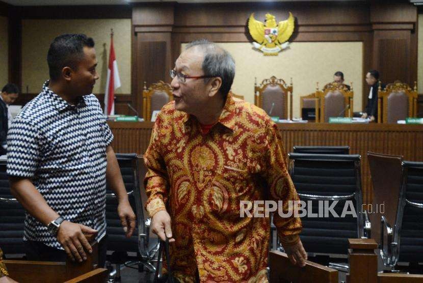 Dua terdakwa kasus korupsi proyek pengadaan KTP-el, Made Oka Masagung (kanan) dan Irvanto Hendra Pambudi bergegas keluar dari ruang sidang di Pengadilan Tipikor, Jakarta, Selasa (18/9).
