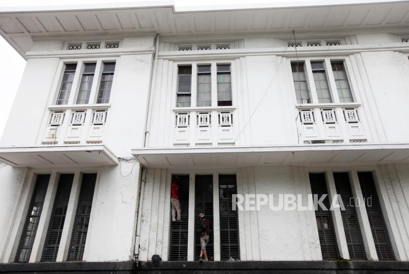 Pekerja membersihkan jendela bangunan di Kawasan Taman Fatahillah, Kota Tua, Jakarta, Kamis (8/3).