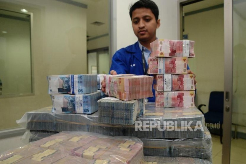 Petugas menata uang kertas rupiah di ruang penyimpanan uang 