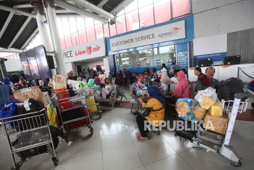 Suasana penumpang saat menunggu pesawat di terminal 1 Bandara Soekarno-Hatta, Jakarta, Selasa (26/12).