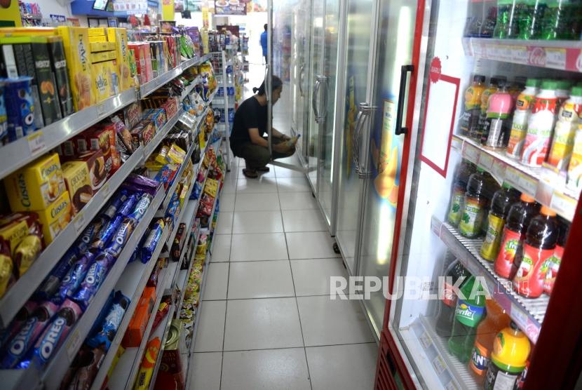 Industri makanan Indonesia. Aneka macam produk makanan dan minuman ditawarkan kepada pembeli di ritel swasta (ilustrasi)