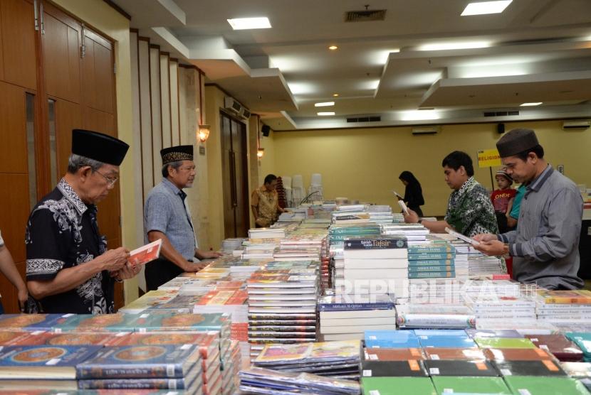 Pengunjung Hijrah Book Fest melihat  buku  dalam acara festival republik di Masjid At-Tin Jakarta, Sabtu (29/12).