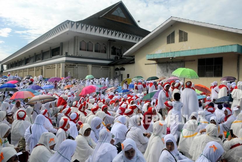 Sejumlah warga saat akan melaksanakan kegiatan manasik haji di Asrama Haji Pondok gede, Jakarta, Kamis (4/1).