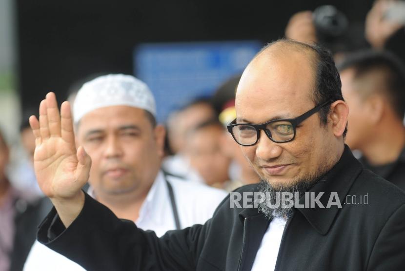 Penyidik Senior Novel Baswedan melambaikan tangan saat tiba di Gedung KPK,Jakarta, Kamis (22/2).