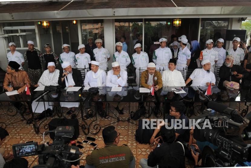 Team of 11 ulemas of the 212 Alumni hold a press conference about their meeting with President Joko Widodo at Tebet, Jakarta, on Wednesday (April 25).
