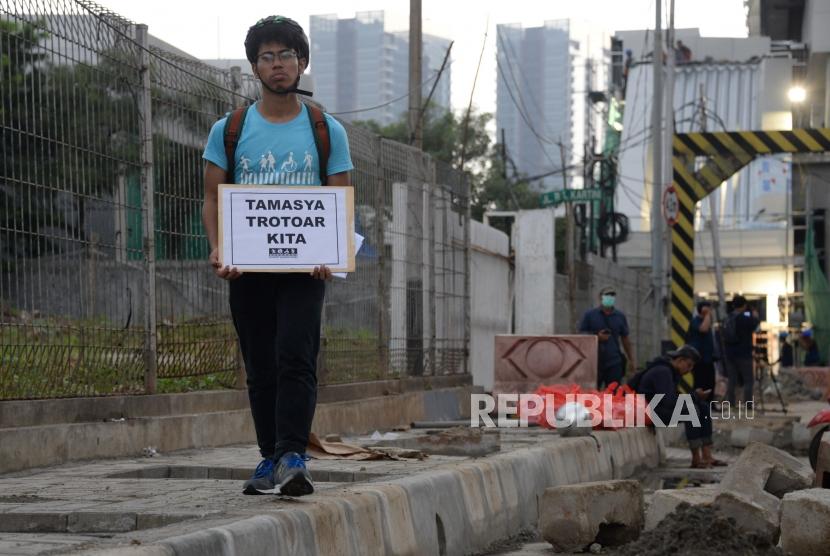 Tamasya Trotoar. Aktivis Koalisi Pejalan Kaki melakukan aksi simpatik di Kawasan Farmawati, Jakarta, Jumat (1/3).