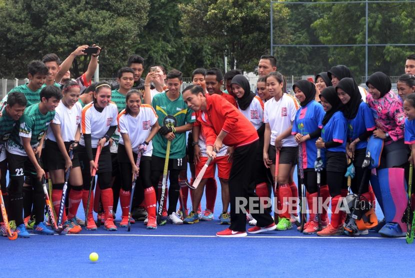 Presiden Joko Widodo bersama sejumlah atlet hoki Indonesia.