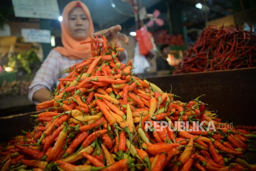 Pedagang menata cabai dagangannya di Pasar Senen, Jakarta, Senin (8/7).