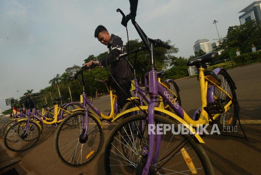 Hukum Meminjam Barang Tanpa Imbalan. Foto ilustrasi: Warga saat akan meminjam sepeda dengan layanan bike sharing di Monumen Nasional (Monas), Jakarta, Selasa (6/11).