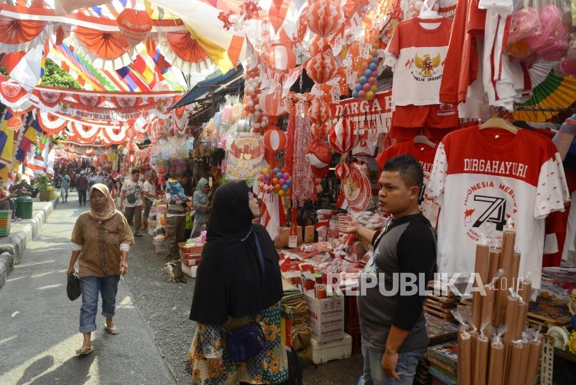 Pasar Mester di Jatinegara, salah satu dari 8 pasar yang pedaganganya positif Covid-19. Foto, warga melihat aksesoris bendera merah putih di Pasar Mester, Jatinegara, Jakarta. (ilustrasi)