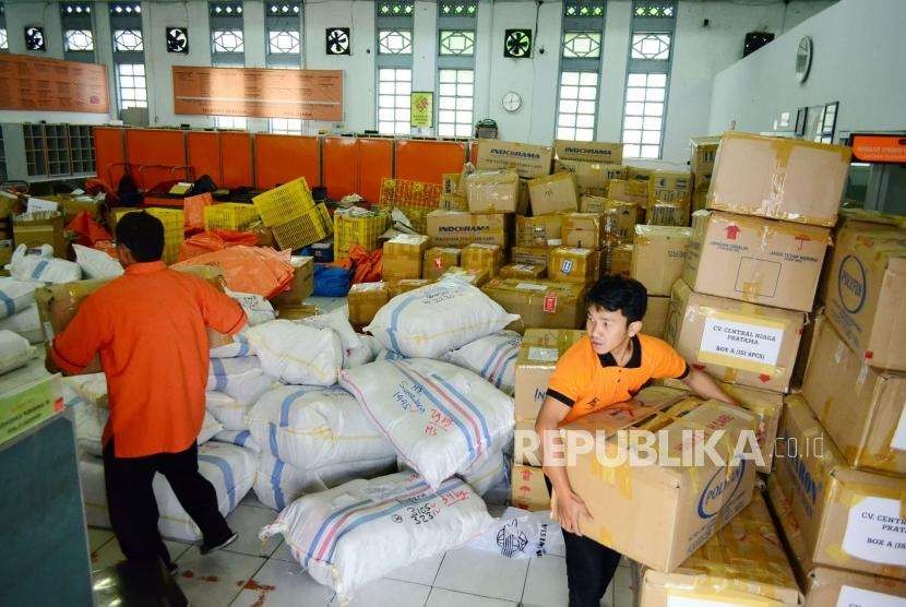 Kesibukan para petugas dibagian pengiriman paket di Kantor Pos Besar, Jalan Asia Afrika, Kota Bandung, Rabu (21/6).