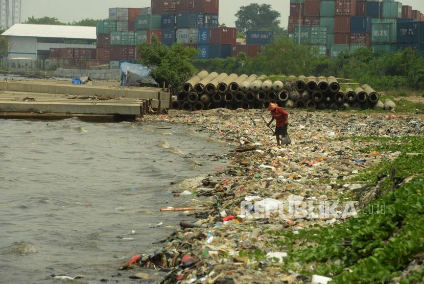 Muhammad Lasri (73) saat mencari sampah plastik untuk dijual kembali di Cilincing, Jakarta Utara, Kamis (22/11).