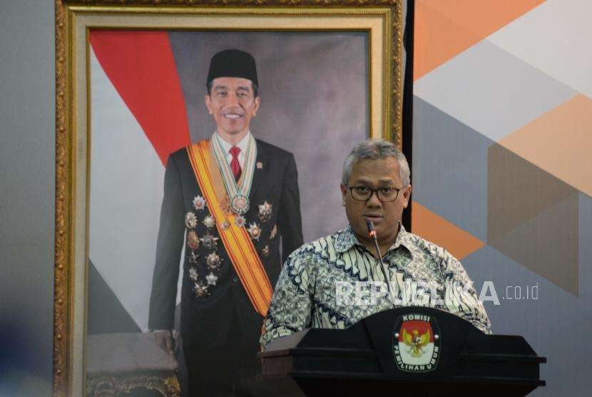 Ketua KPU, Arief Budiman memberikan sambutan dalam acara rapat pleno terbuka  Rekapitulasi Daftar Pemilih Tetap untuk pemilu 2019 di  Kantor KPU, Jakarta, Rabu (9/5).