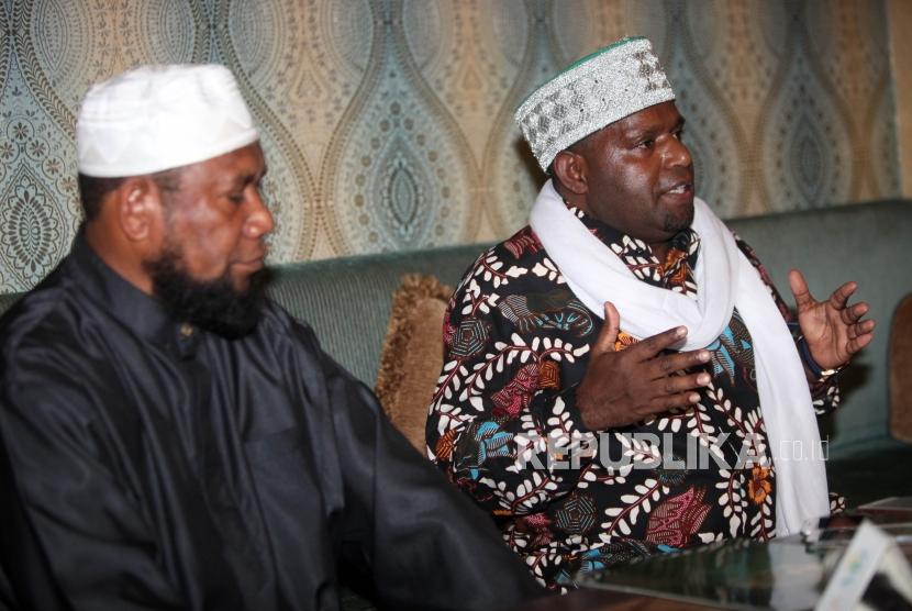 Ustadz Fadzlan Garamatan (left) along with MUI Papua Kiai Payage (right) deliver their statement in a press conference in Jakarta, on Monday (April 2).