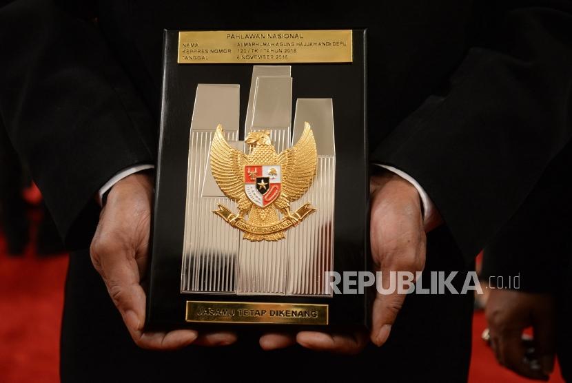 Penganugerahan Pahlawan Nasional. Palakat tanda pahlawan nasional yang diserahkan kepada ahli waris di Istana Negara, Jakarta, Kamis (8/11).