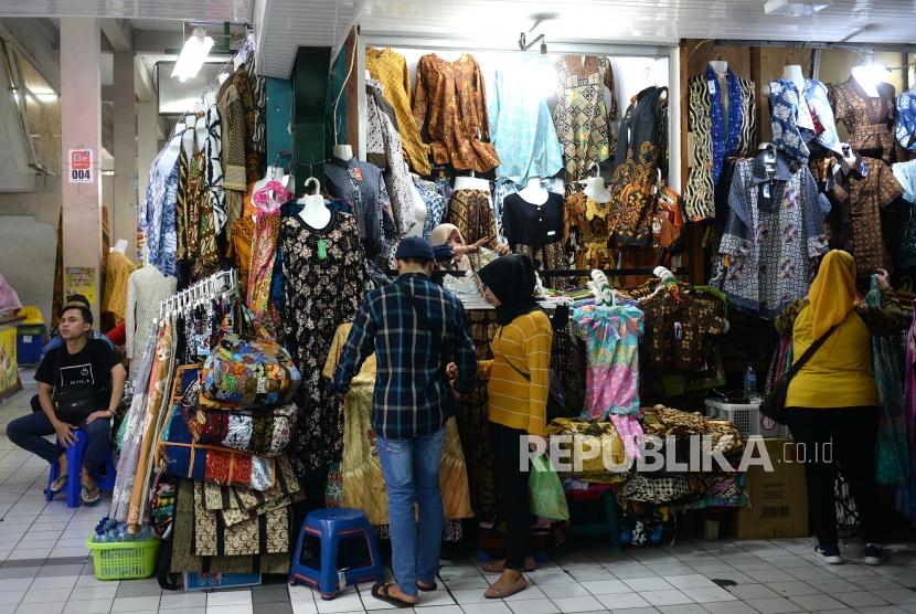 Pedagang batik melayani pembeli di los batik Pasar Beringharjo, Yogyakarta, Rabu (25/9/2019).