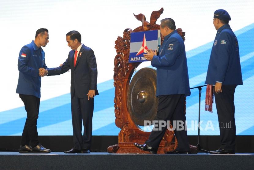 (Dokumentasi) Presiden Joko Widodo (kedua kiri) berjabat tangan dengan Ketua Kogasma Partai Demokrat Agus Harimurti Yudhoyono (kiri) disaksikan oleh Ketua Umum Partai Demokrat Susilo Bambang Yudhoyono (kanan).