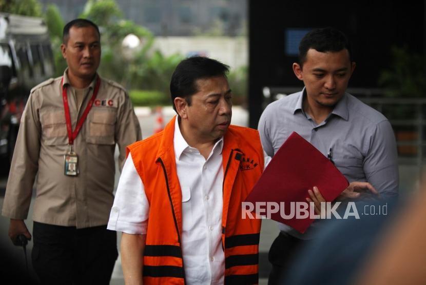 Tersangka kasus korupsi KTP elektronik Setya Novanto berjalan untuk menjalani pemeriksaan di gedung KPK, Jakarta, Selasa (21/11).