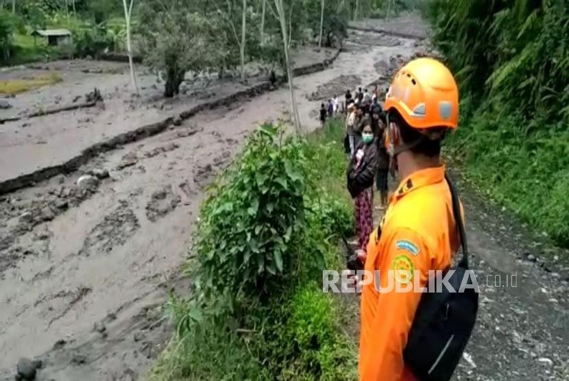 Lahar Dingin Erupsi Gunung  Agung Mengalir Deras 