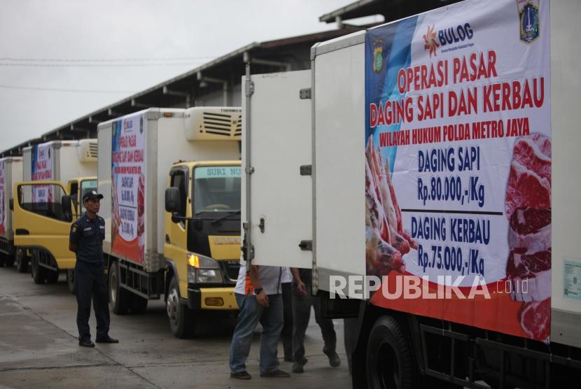 Petugas membawa truk daging kerbau dan sapi seusai Launching dan Pelepasan Operasi Pasar Kerbau dan Sapi (Stabilisasi Pangan) di Perum BULOG Divre DKI Jakarta, Kelapa Gading, Jakarta, Rabu (20/12).