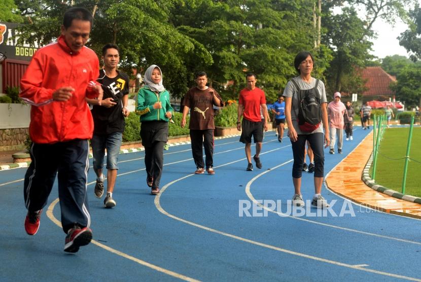 Manfaar Olahraga Lari. Foto: Warga saat berolahraga di lintasan lari Lapangan Sempur, Kota Bogor, Jawa Barat, Senin (12/11).