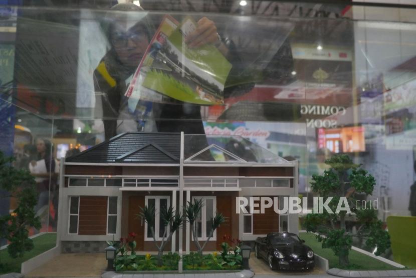 Pengunjung melihat produk properti yang ditawarkan dalam ajang Indonesia Property Expo (IPEX) 2018 yang digelar di Jakarta Convention Center (JCC), Sabtu (3/2).