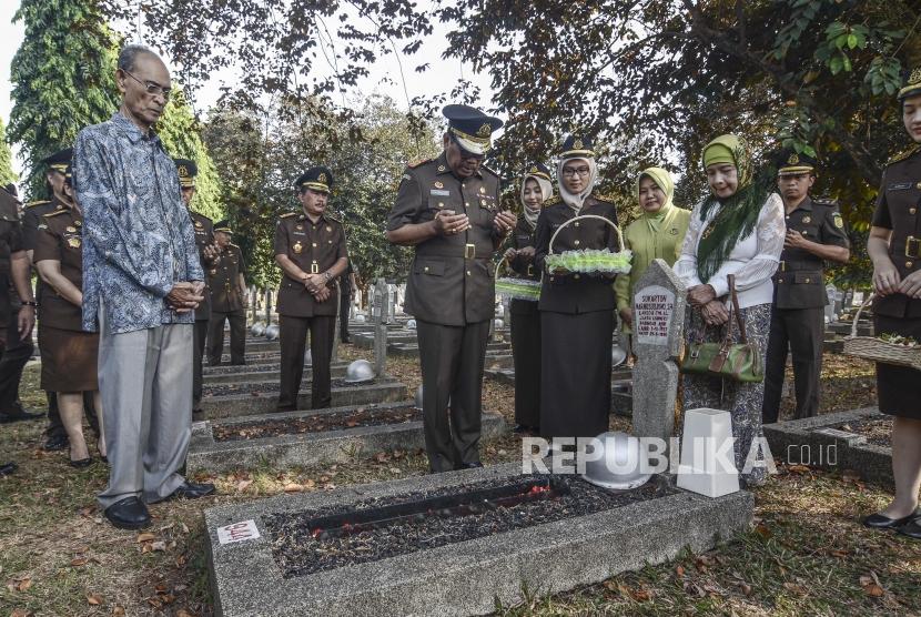 Jaksa Agung Tabur Bunga. Jaksa Agung Muhammad Prasetyo (tengah) melakukan ziarah makam di Taman Makam Pahlawan di Kalibata, Jakarta Selatan, Ahad (21/7).