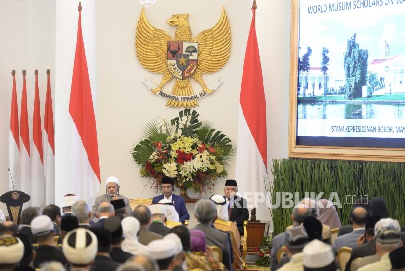 Pembukaan KTT Wasatiyah. Presiden Joko Widodo (tengah) bersama Imam Besar Al Azhar Ahmad Muhammad Ath-Thayeb (kiri), dan Utusan Khusus Presiden RI untuk Dialog dan Kerja Sama Antaragama dan Peradaban (UKP-DKAAP) Din Syamsuddin (kanan) menghadiri pembukaan Konsultasi Tingkat Tinggi (KTT) tentang Wasathiyah Islam di Istana Bogor, Jawa Barat, Selasa (1/5).