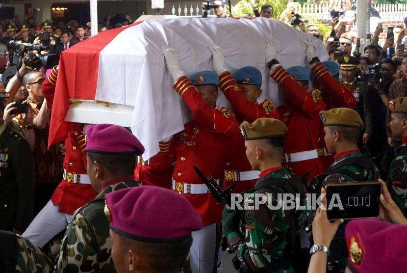 Personil TNI membawa peti jenazah almarhumah Presiden ke-3 BJ Habibie saat upacara pelepasan militer di Patra Kuningan, Jakarta, Kamis (12/9).