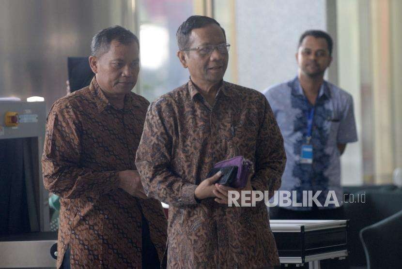 Anggota Dewan Pengarah Badan Pembinaan Ideologi Pancasila, Mahfud MD  tiba di  Gedung KPK, Jakarta, Kamis (13/9).