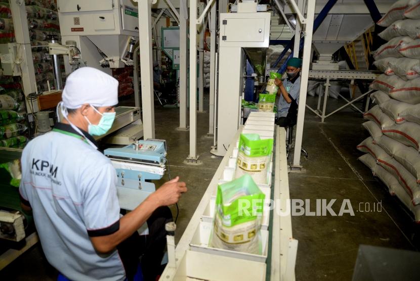 Stock Beras Jakarta. Pekerja mengemas beras di Gudang PT Food Station Tjipinang Jaya, Jakarta, Rabu (16/5).