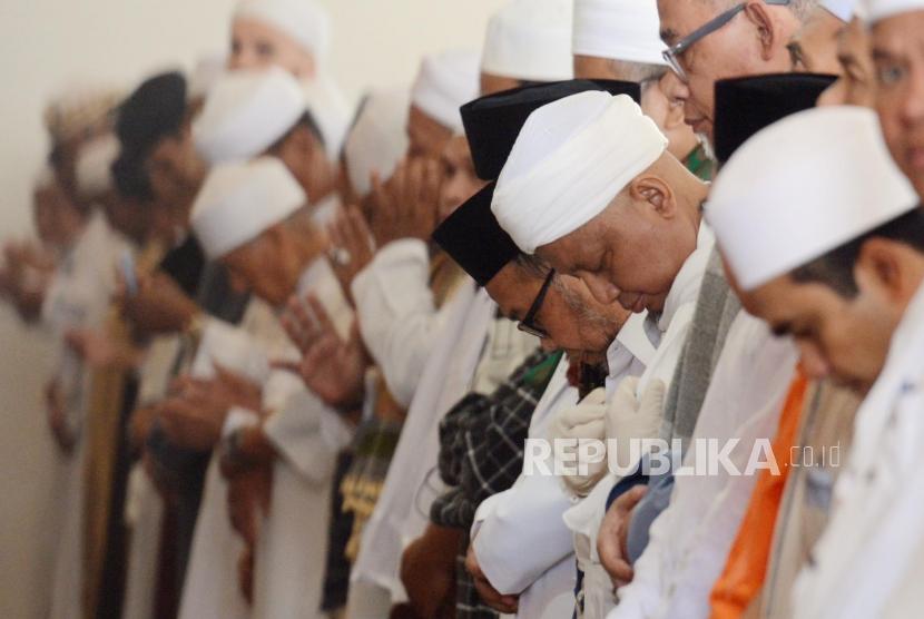 Ustaz Arifin Ilham bersiap melaksanakan Shalat Zuhur di Masjid Az-Zikra, Sentul, Bogor, Jawa Barat, Kamis (31/1).