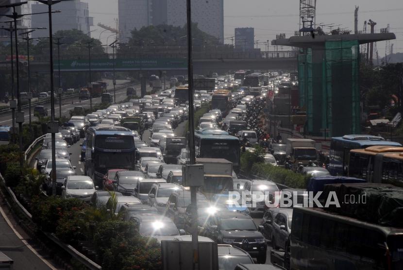 Sejumlah kendaraan terjebak kemacetan di Tol Cawang, Jalan MT Haryono, Cawang, Jakarta Timur, Kamis (16/11).