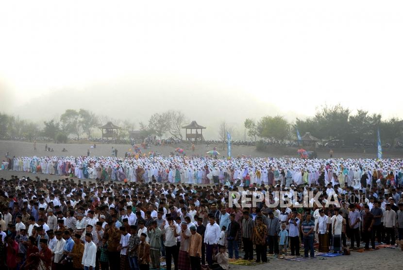 Shalat Idul Fitri di Gumuk Pasir. Umat Islam menunaikan Shalat Idul Fitri 1440 Hijriah di Gumuk Pasir Parangtritis, Yogyakarta, Rabu (5/6/2019).