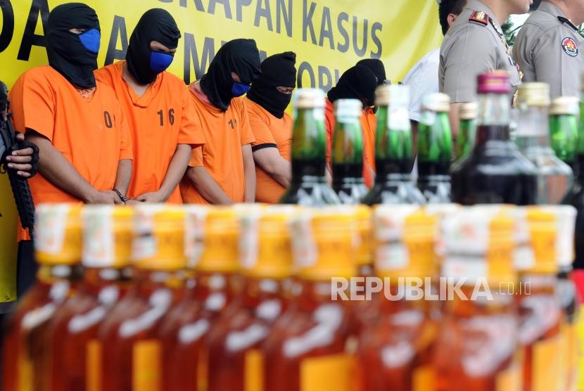 Sejumlah tersangka beserta barang bukti diperlihatkan saat rilis minuman keras di Polres Jakarta Selatan, Kebayoran Baru, Jakarta Selatan, Rabu (11/4).