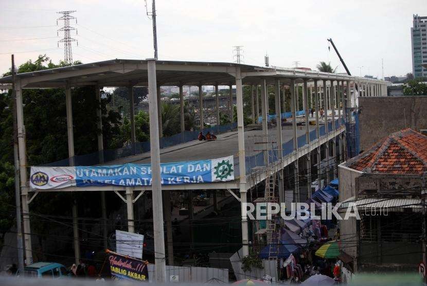 Suasana kondisi pembangunan jembatan Penyeberangan Multiguna (JPM) atau Skybridge yang masih dalam penyelesaian di Jalan Jatibaru, Tanah Abang, Jakarta, Selasa (18/9).