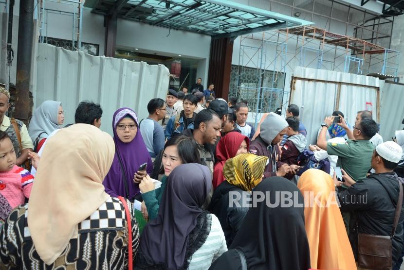 Ratusan calon jemaah umroh menggeruduk kantor PT Solusi Balad Lumampah (PT SBL), di Jalan Dewi Sartika, Kota Bandung, Rabu (31/1) (Ilustrasi)