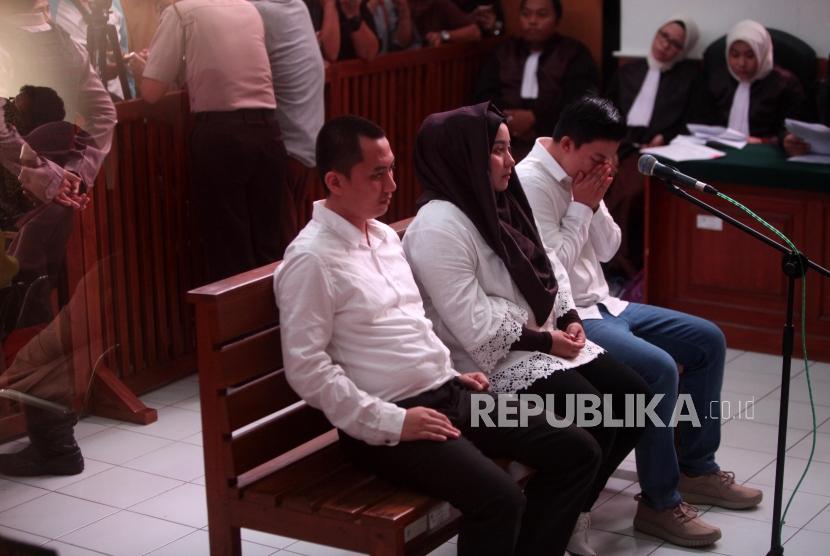 First Travel top officials (right to left), Andika Surachman, Anniesa Hasibuan, and Siti Nuraidah Hasibuan as the defendants attend inaugural session of alleged fraud and embezzlement case by their agency, in Depok District Court, West Java , Monday (Feb 19).