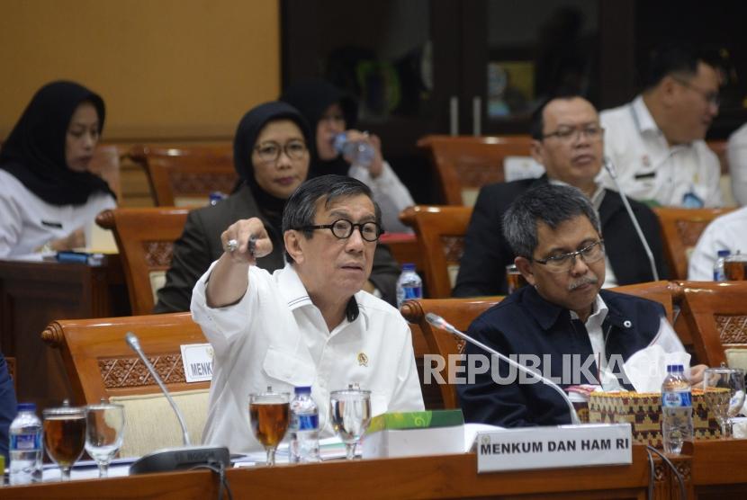  Menteri Hukum dan HAM Yasonna Laoly menghadiri rapat kerja bersama Komisi III DPR di Kompleks Parlemen, Senayan, Jakarta, Rabu (11/4). 