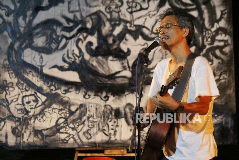 Penyanyi balada Mukti-mukti tampil pada acara Dari Bandung Untuk Lombok, di Celah-celah Langit (CCL), Jalan Setiabudi, Kota Bandung. (ilustrasi)