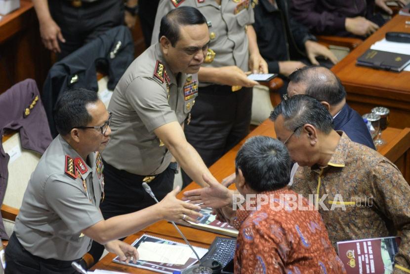 National Police chief Tito Karnavian and his deputy Syafruddin (right) shake hands with members of Commission III House of Representatives after working meeting in Parliament complex, Jakarta, Wednesday (March 14).