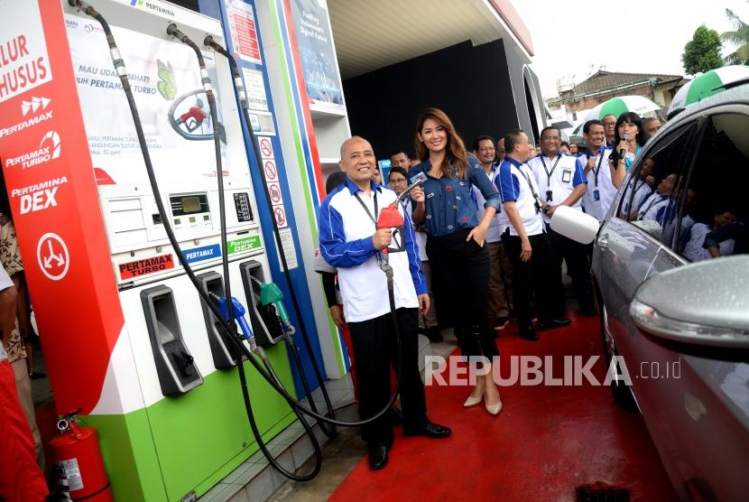 Pertamax Turbo Euro 4. Direktur Pemasaran Pertamina Muhammad Iskandar (kiri) bersama artis Maria Selena mengisi bahan bakar minyak Pertamax Turbo secara simbolis saat Pertamina Commitment Exhibitions 