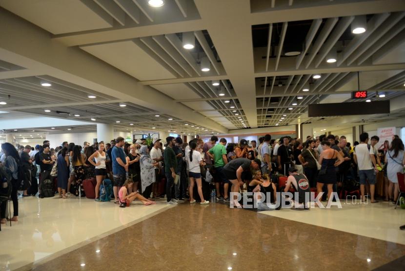 Penutupan Bandara Ngurah Rai. Penumpang melakukan laporan pemberangkatan usai penutupan Bandara Internasional I Gusti Ngurah Rai, Bali, Senin (27/11).