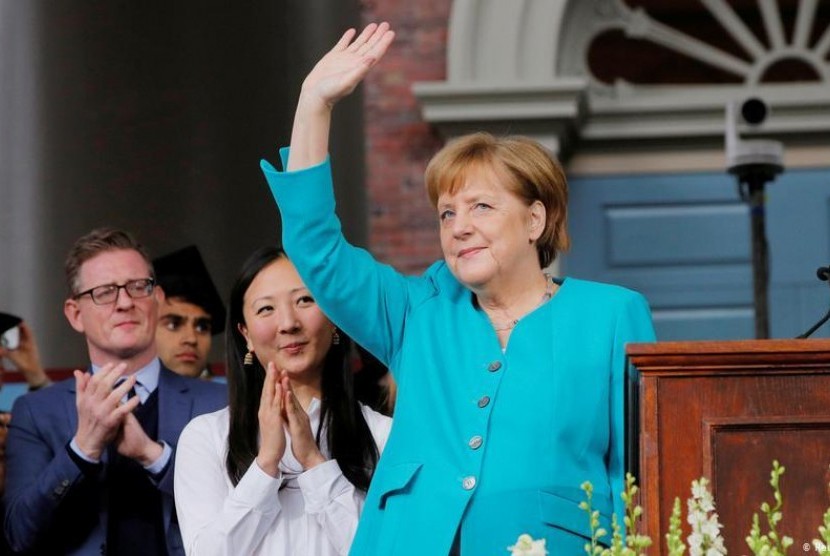 Merkel Ajak Lulusan Harvard 'Runtuhkan Tembok-tembok'