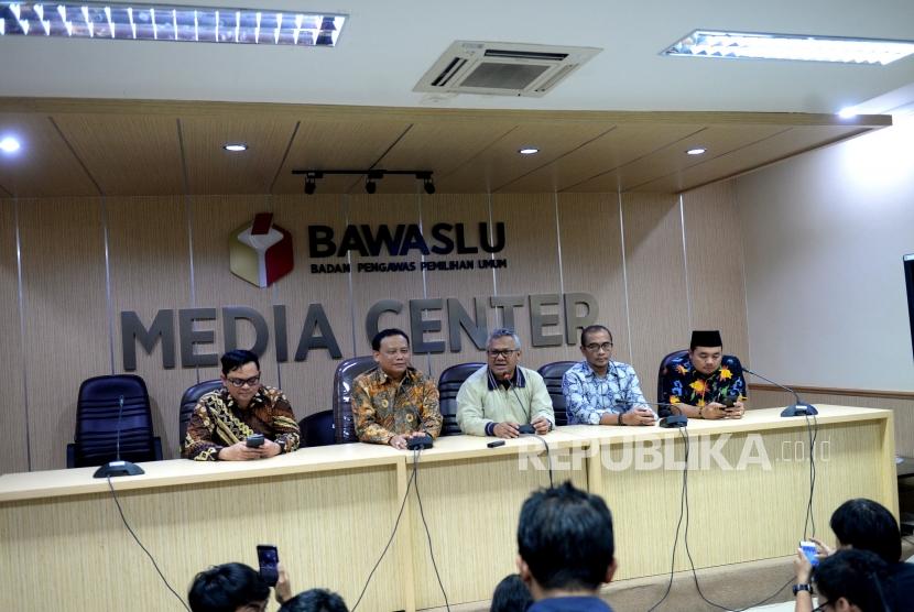 Kasus Pemilihan Luar Negeri. Ketua Bawaslu Abhan (dua kiri) bersama Ketua KPU Arief Budiman (tengah) menggelar konferensi pers bersama di Gedung Bawaslu, Jakarta, Kamis (11/4/2019).