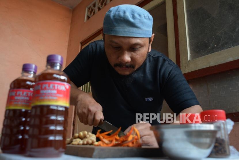 Pekerja menyelesaikan proses pembuatan bir pletok di rumah produksi bir pletok Masran Jalan Casablanca Raya Nomor 34, Jakarta Selatan, Jumat (27/9/2019).