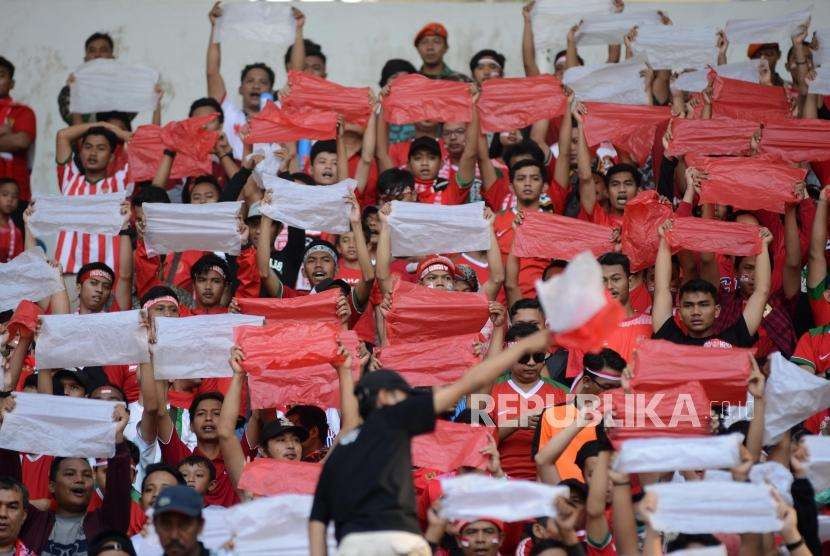 Sejumlah suporter mendukung timnas Indonesia saat melawan timnas Uni Emirat Arab pada babak 16 besar cabang sepak bola Asian Games 2018 di Stadion Wibawa Mukti, Cikarang, Bekasi, Jawa Barat, Jumat (24/8).
