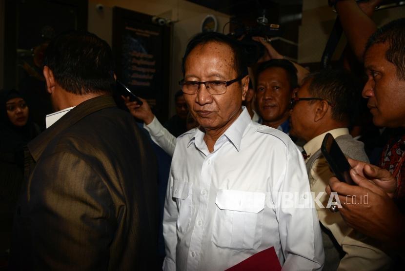 Mantan Kapolda Metro Jaya Komjen (Purn) Muhammad Sofyan Jacob saat tiba untuk pemeriksaan di Ditreskrimum Polda Metro Jaya, Jakarta,  Senin (17/4).