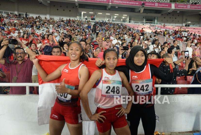 Atlet para-atletik Indonesia Putri Aulia (kiri).